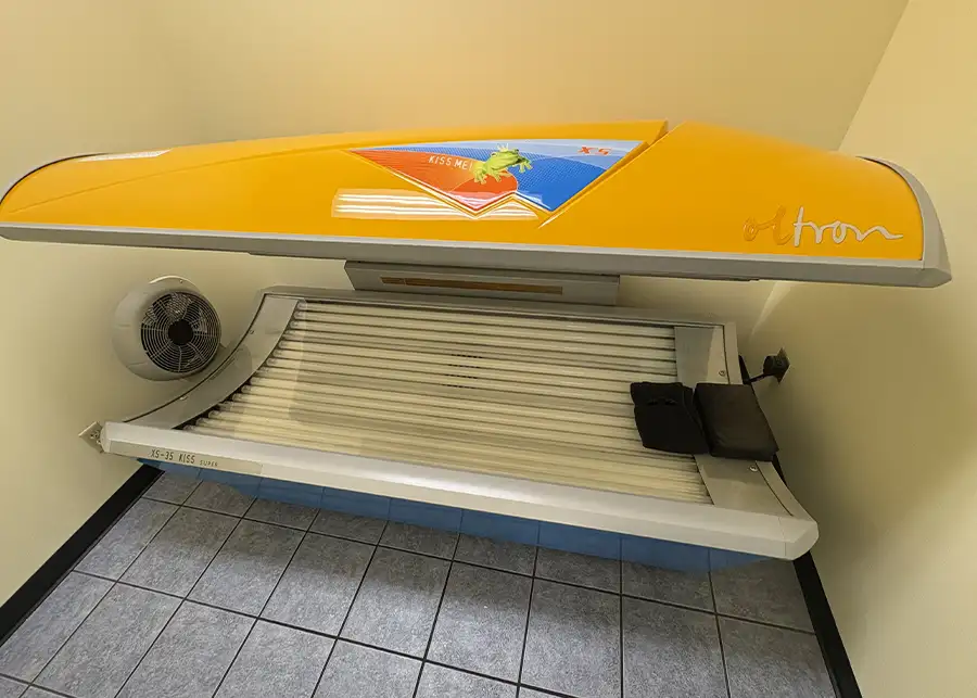 Level 1 Tanning Bed | Soltron Kiss-XS-35 - Central Illinois